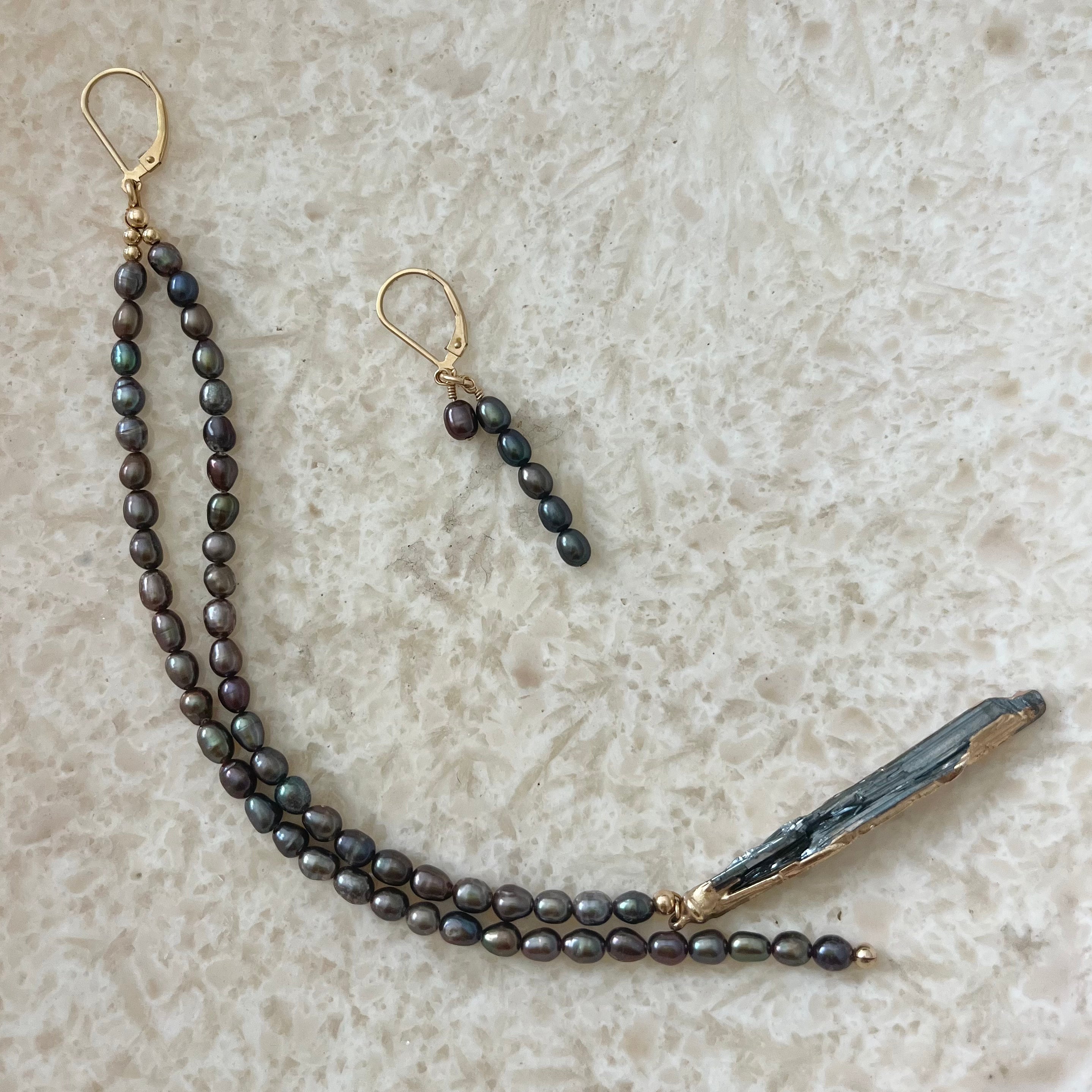 Obscuro Pearl Earring Set