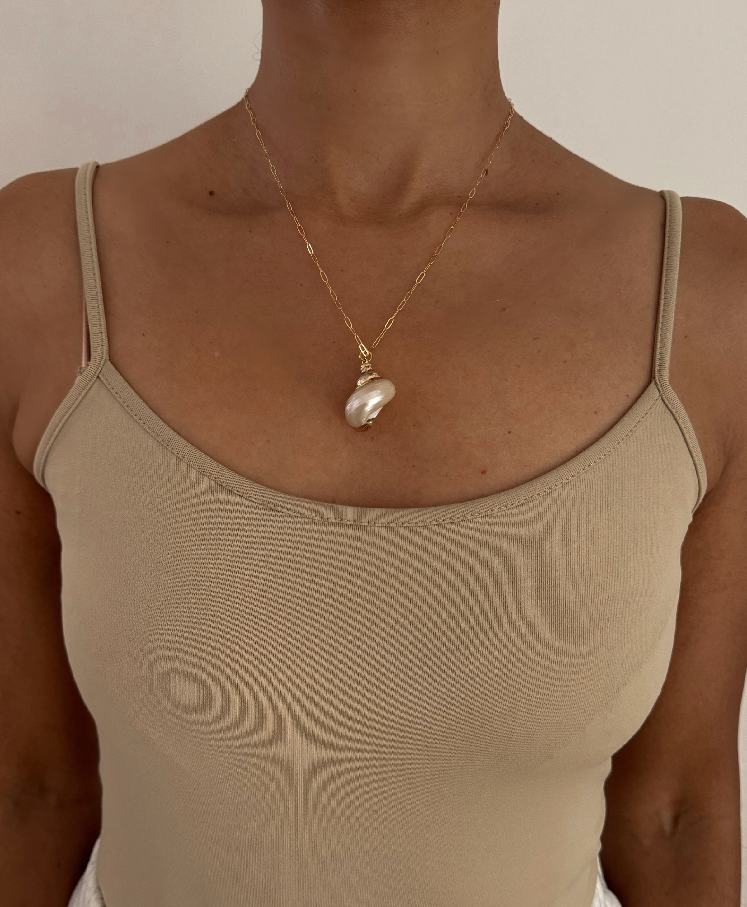 Datile Paperclip Chain Shell Pendant Necklace