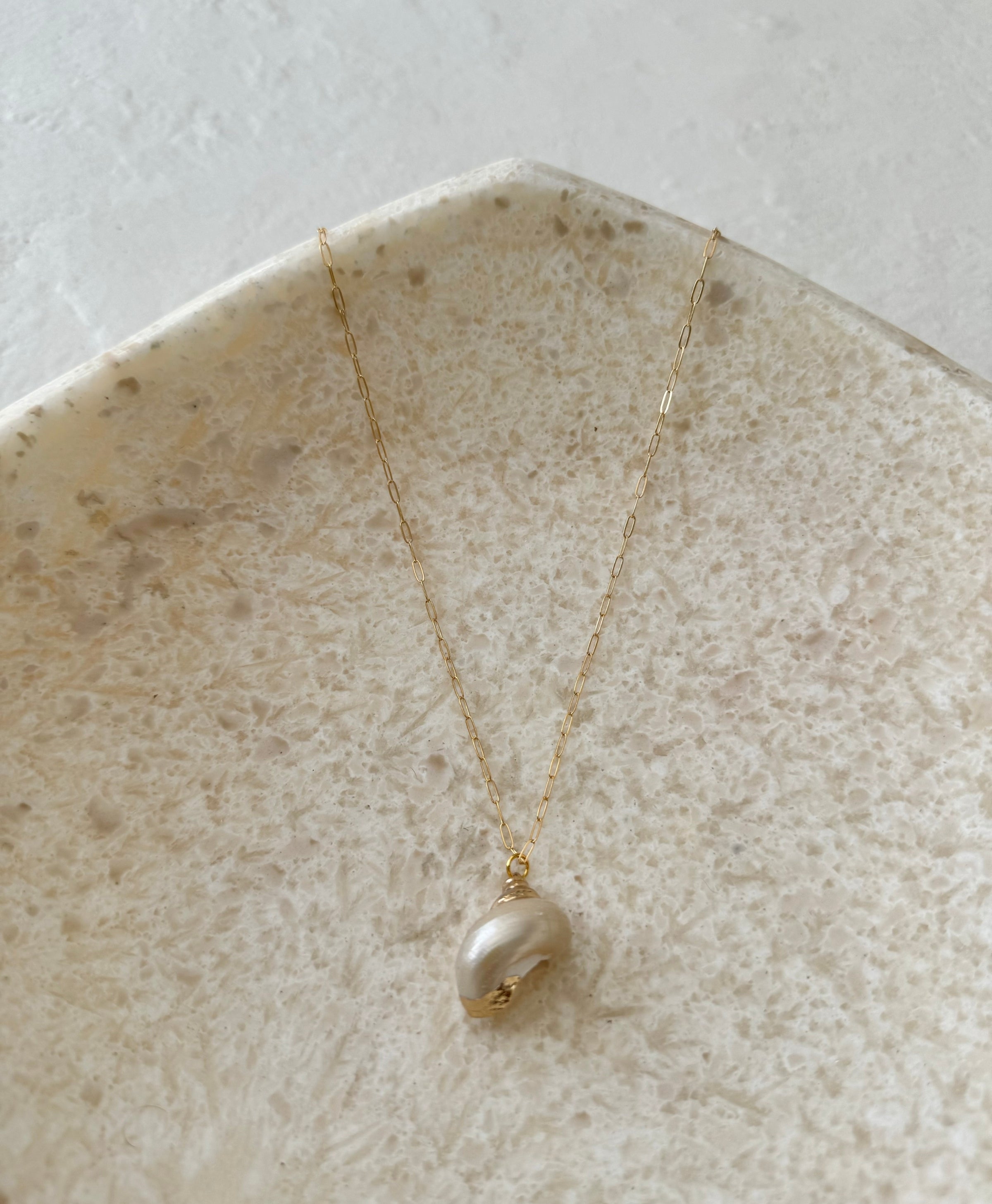 Datile Paperclip Chain Shell Pendant Necklace